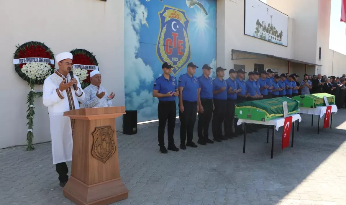 Adana’da feci trafik kazası: 2 infaz koruma memuru hayatını kaybetti, kurumda hüzün dolu tören