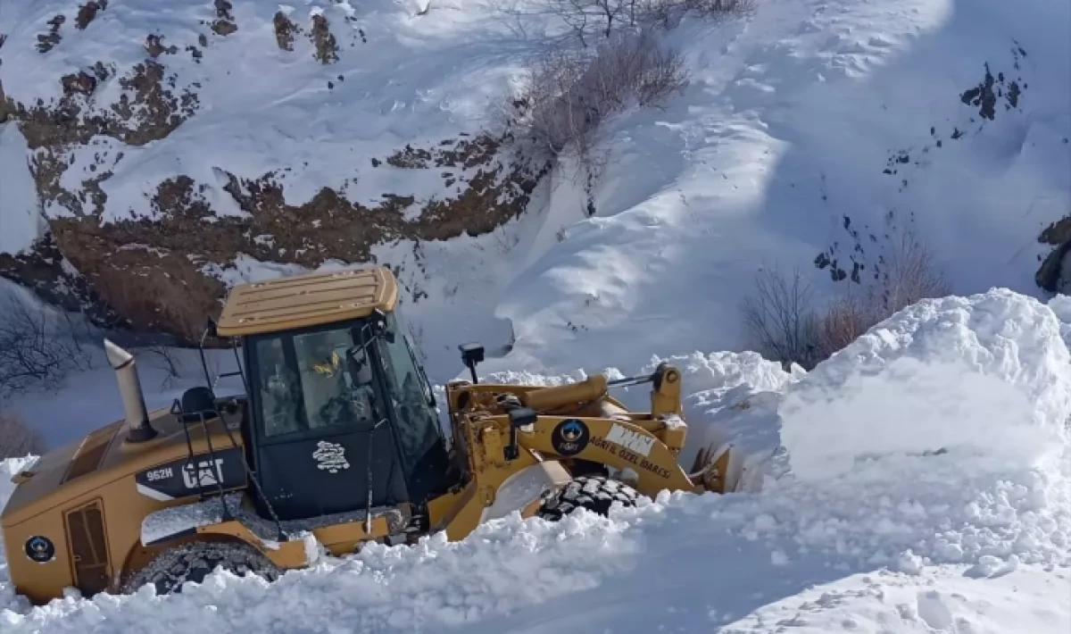 Ağrı’da çığ düşen köy yolu ekiplerin zorlu çalışmasıyla ulaşıma açıldı