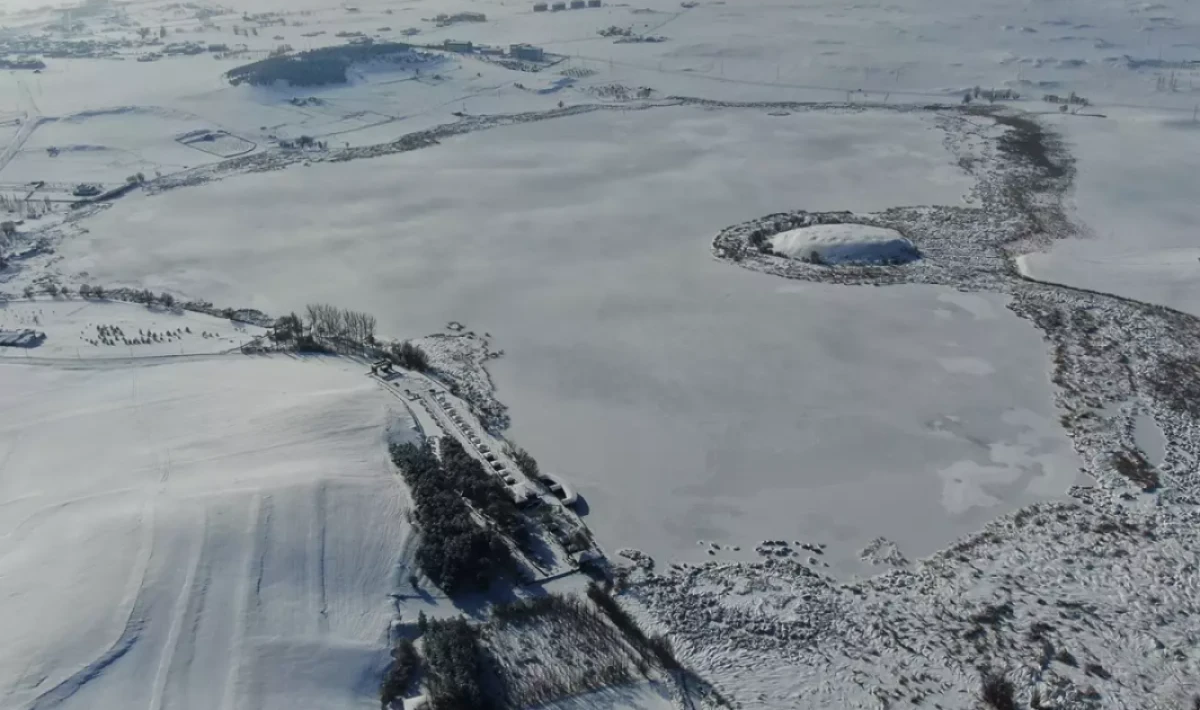 Antarktika’yı Andıran Görüntüler Türkiye’den: Hafik Gölü Tamamen Dondu