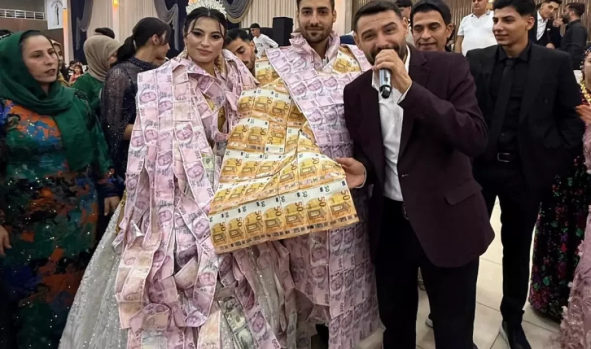 Aşiret düğününde para yağmuru: Gelin ve damada paradan yelek ve taç!
