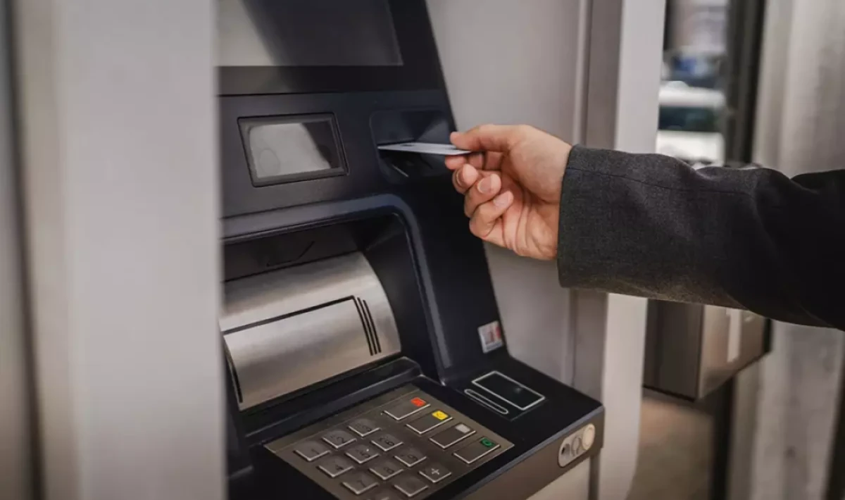 ATM’lerde Yeni Dönem Başladı: Şifresini Değiştirmeyen Nakit Çekemeyecek!