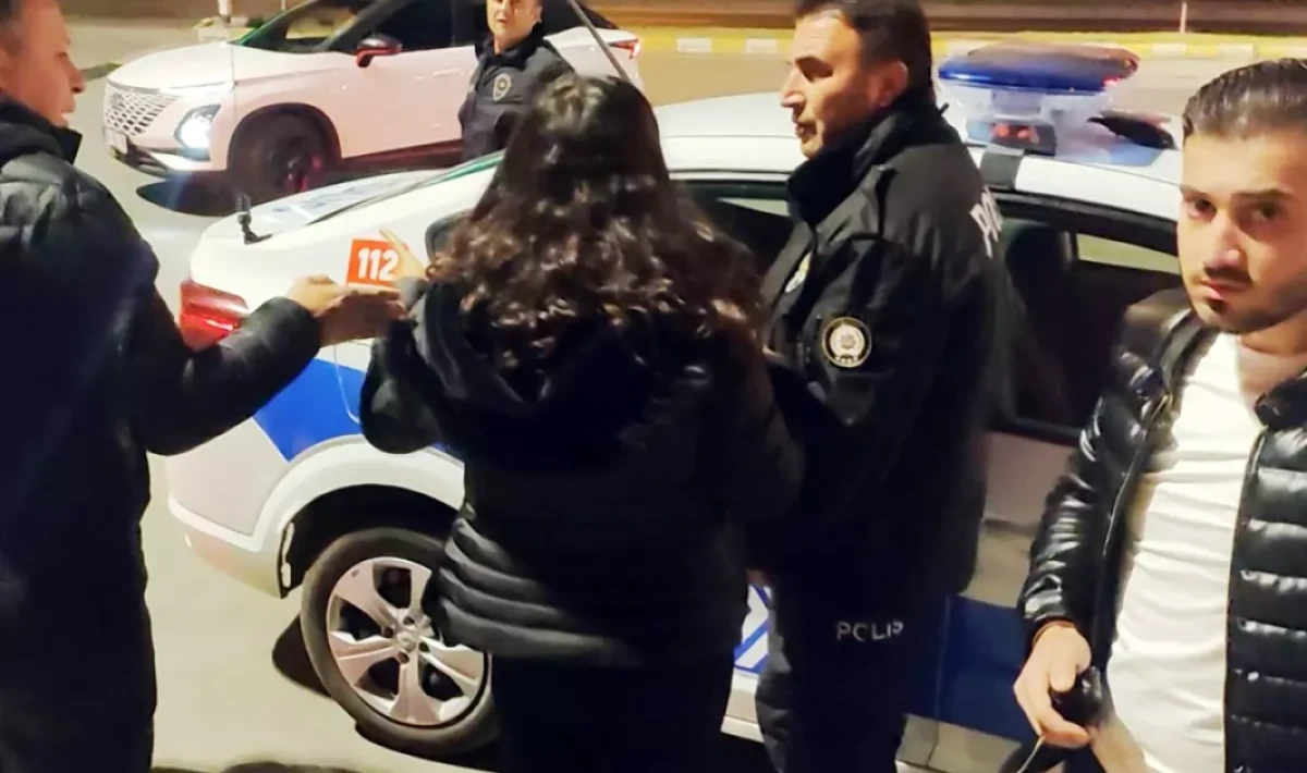 Avukat Kadın Ailesi Tarafından Taksi Durağına Kilitlendi