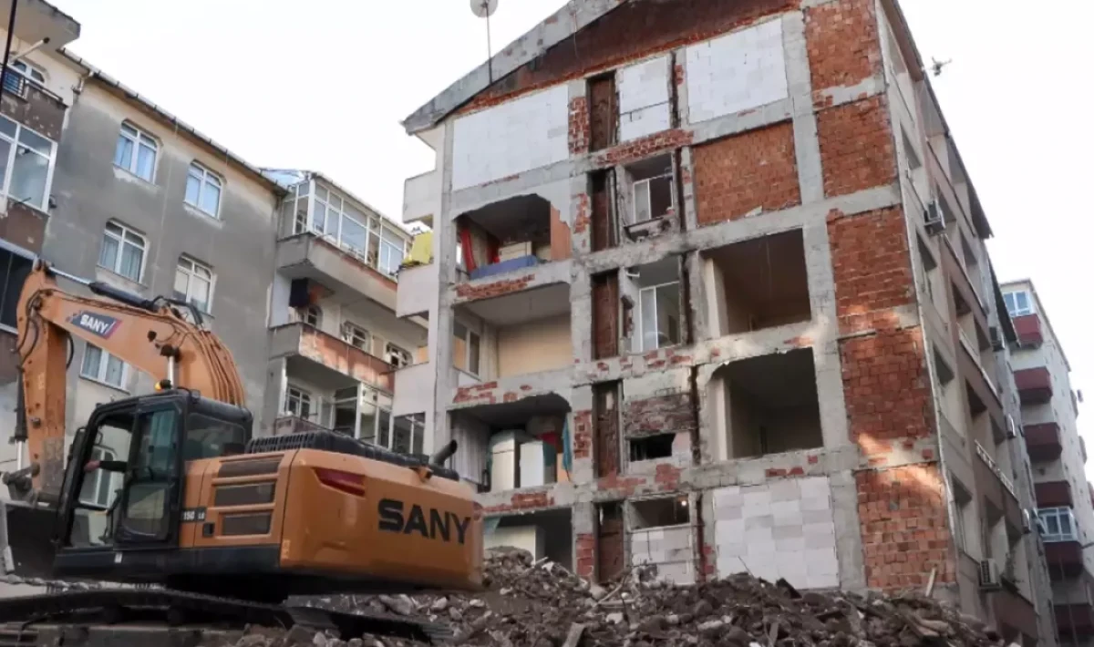 Bahçelievler’de kentsel dönüşümde şaşkınlık: apartmanın cephesi açıkta kaldı