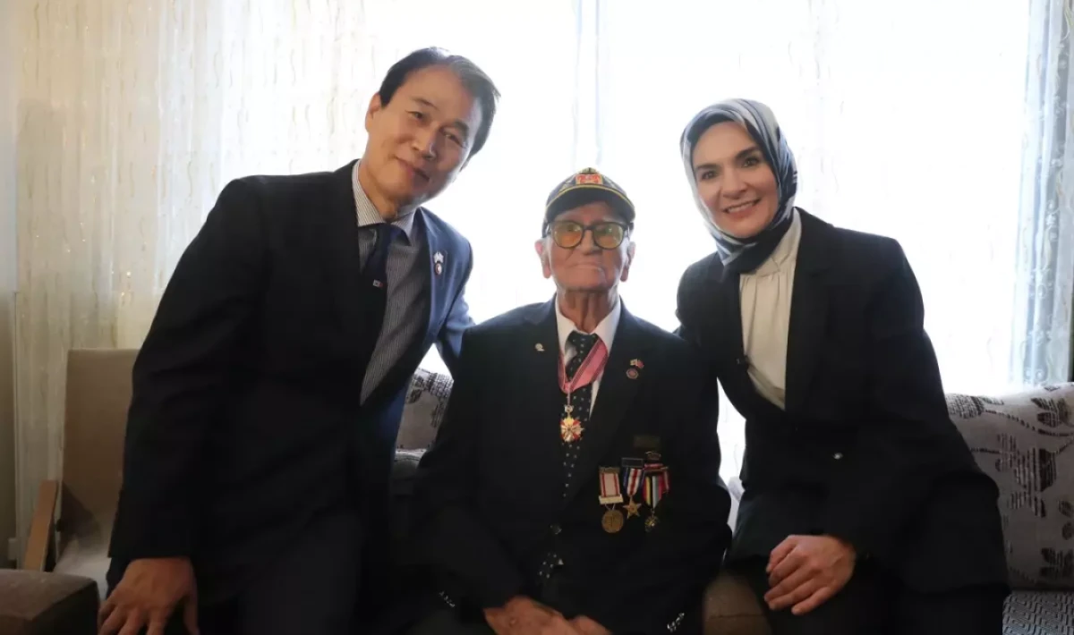 Bakan Göktaş, 95 Yaşındaki Kore Gazisi Osman Yaşar’ı Ziyaret Etti