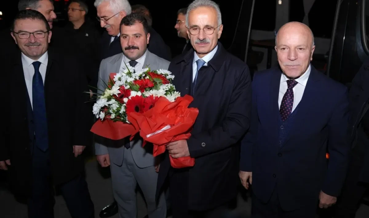 Bakan Uraloğlu’ndan Erzurum’da uçuş yoğunluğu ve bilet fiyatları açıklaması