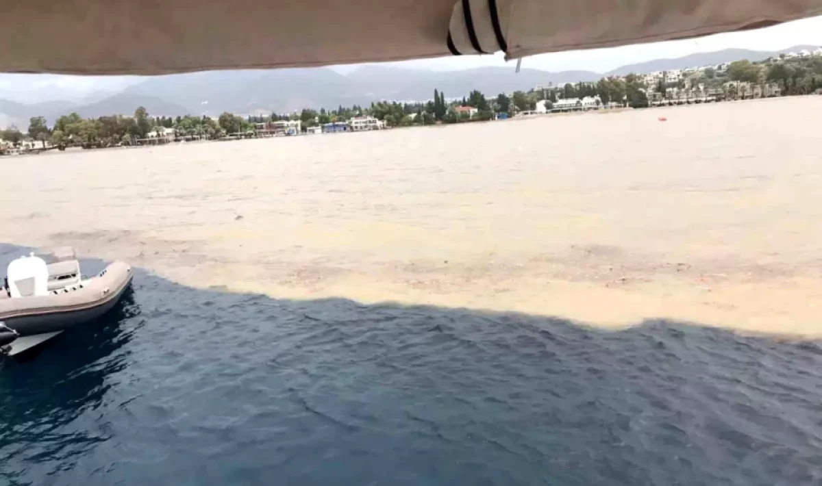 Bodrum’da Sağanak Yağış Denizin Rengini Değiştirdi — “Deniz İkiye Ayrıldı”