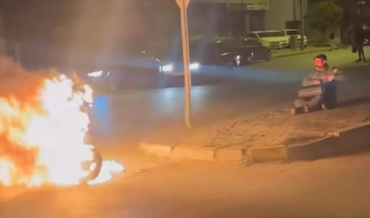 Çalışmayan Motorunu Ateşe Verdi, Karşısına Geçip Keyifle İzledi