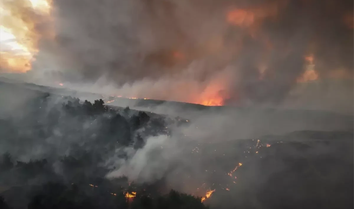 Çanakkale’de Büyük Yangın Alarmı! Alevler Gelibolu’dan Eceabat’a Sıçradı, Köyler Tahliye Edildi