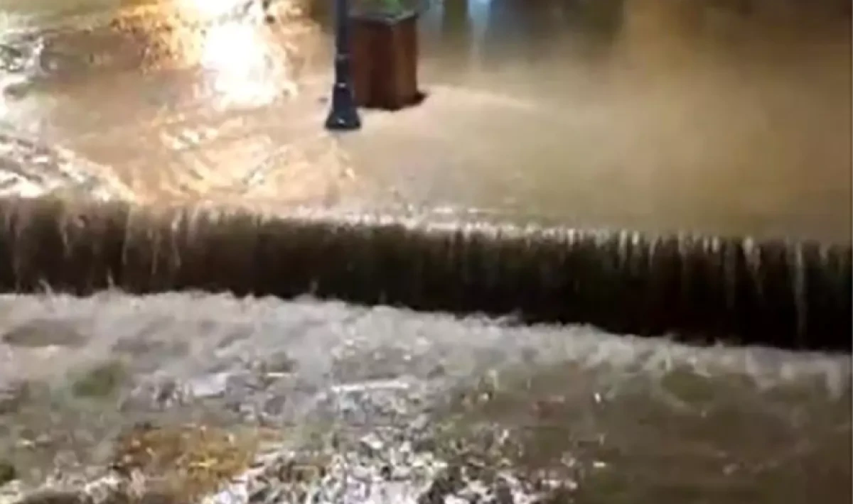 Çeşme’de Kuvvetli Sağanak — Denizle Kara Birleşti, Tarihi Çarşı Su Altında Kaldı