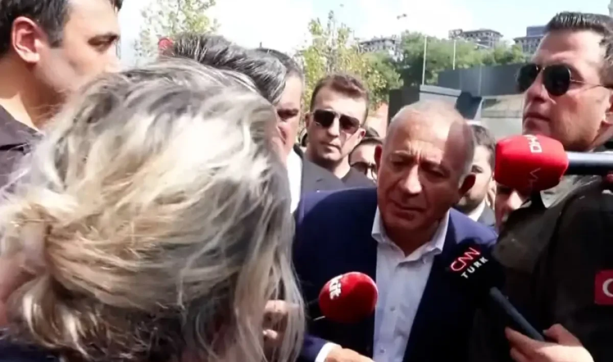 CHP İstanbul İl Başkanlığı Önünde Gergin Anlar: Gürsel Tekin’e Su Şişesi Fırlatıldı