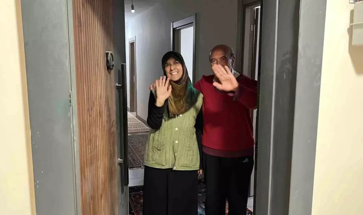 Depremzede Çift Yeni Yıla Yeni Evlerinde Girmenin Mutluluğunu Yaşıyor