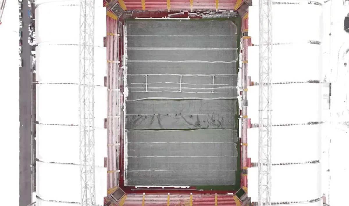 Eksi 17 Derecede Olağanüstü Önlem: Kayserispor Stadının Zemini Naylon Örtüyle Korunuyor