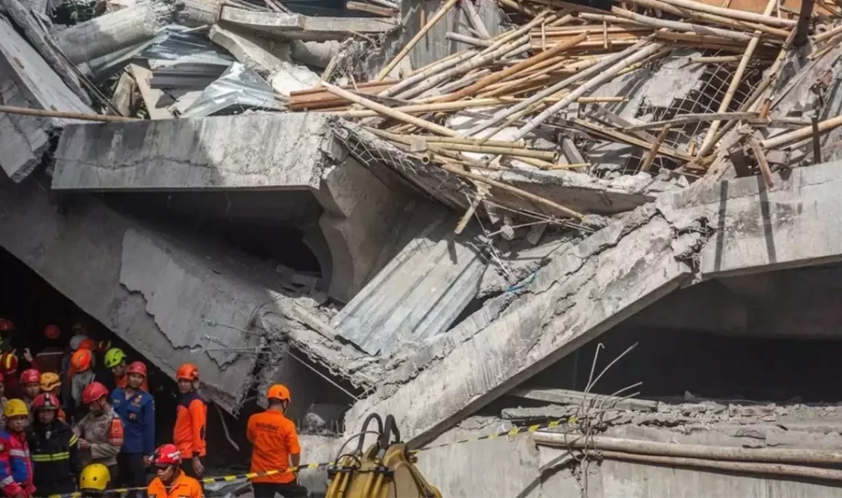 Endonezya’da Yatılı Okul Binası Çöktü: 37 Öğrenci Hayatını Kaybetti