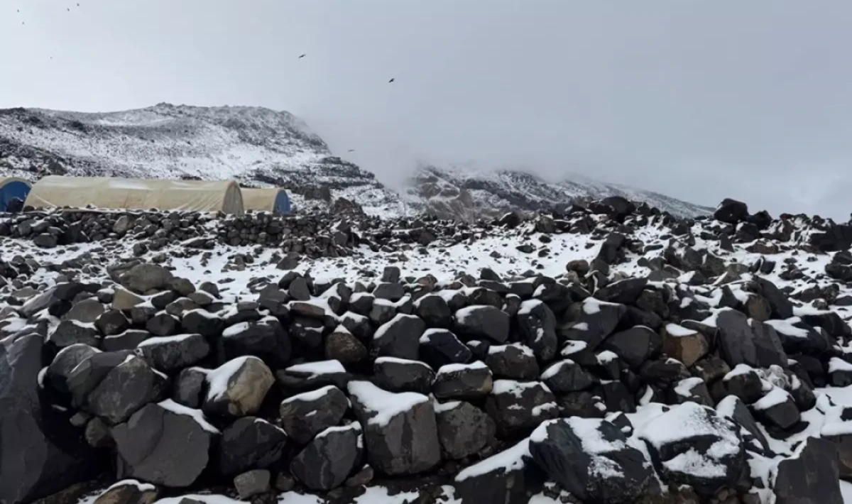 Eylülde Ağrı Dağı’na mevsimin ilk karı yağdı: Zirveler beyaza büründü