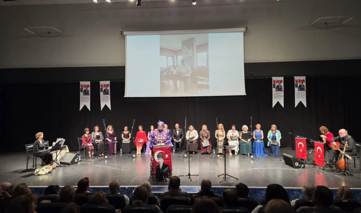 Fırtınaya Rağmen Dolu Salon: İstiklal Marşı Canlı İcrayla Söylendi