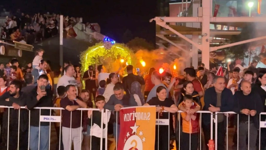 Galatasaray şampiyonluğu Aydın’da geceyi sarıya kırmızıya boyadı
