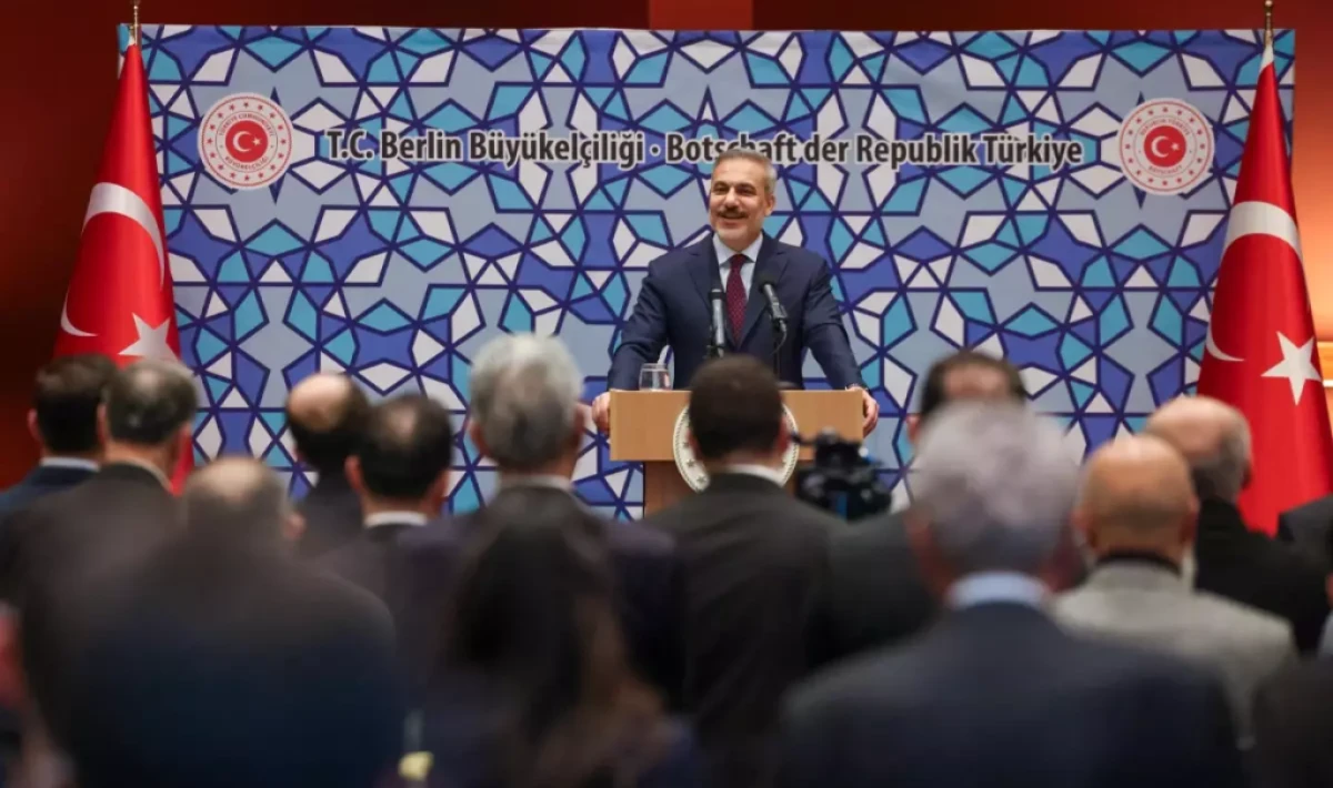 Hakan Fidan Almanya’da: Berlin’de Türklerle bir araya geldi