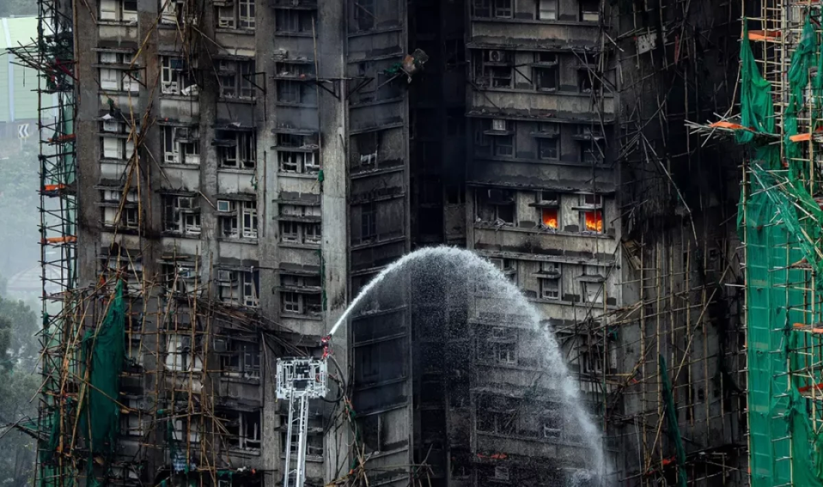 Hong Kong’da sitelerde yaşanan yangın paniği: 8 apartmanlı site alev aldı