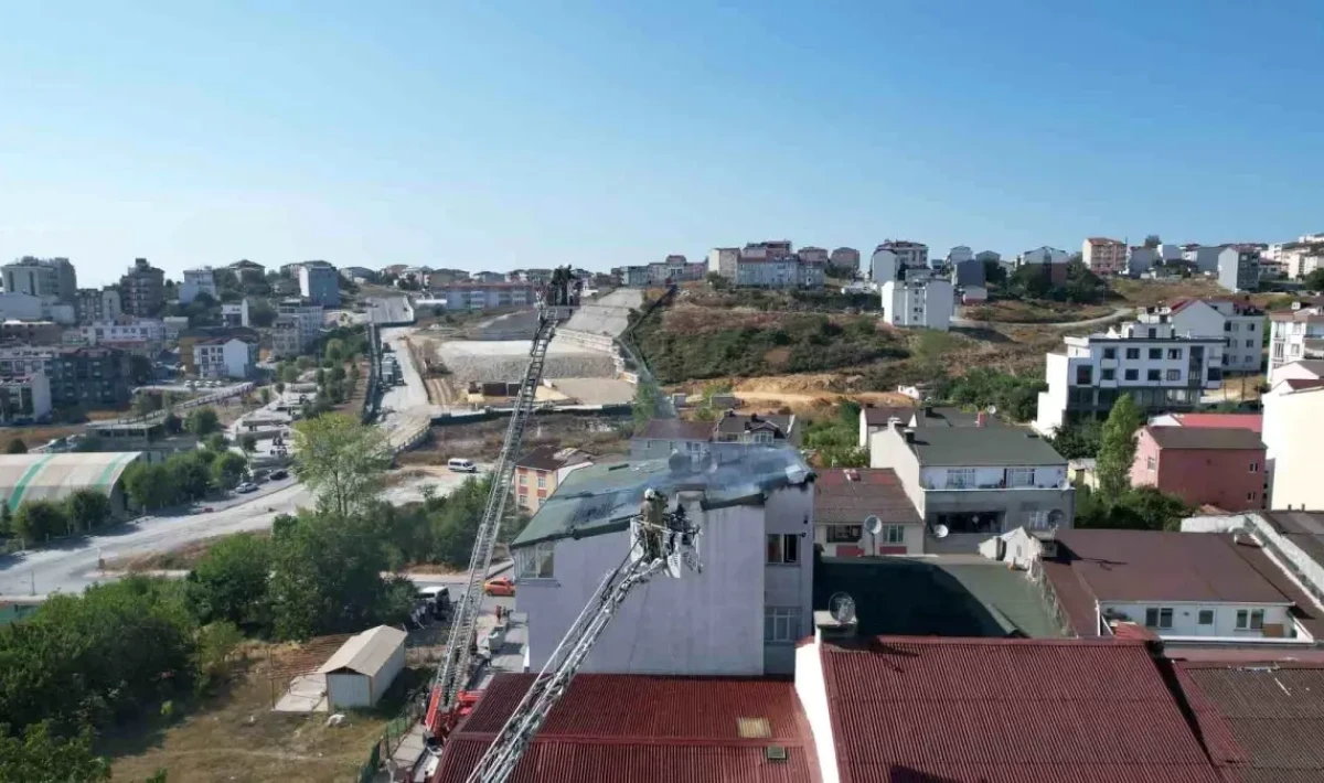İstanbul Arnavutköy’de 5 Katlı Binada Çıkan Yangın Korkuttu