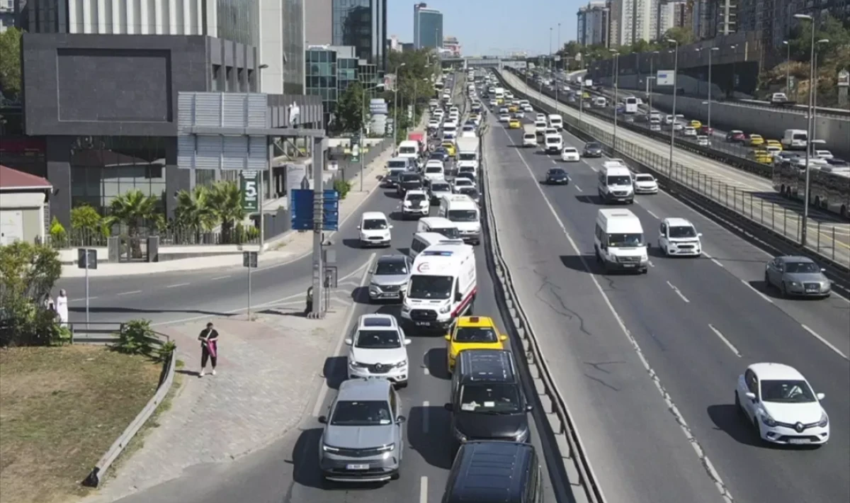 İstanbul Trafiğinde Ambulanslara Yol Verme Sistemi Devrimi: Araç Radyolarından Uyarı Yayını Başladı