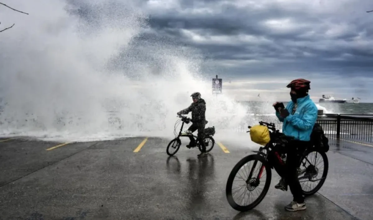 İstanbul’da lodos ve fırtına sahilleri vurdu: dev dalgalar yaya geçişlerini zorlaştırdı