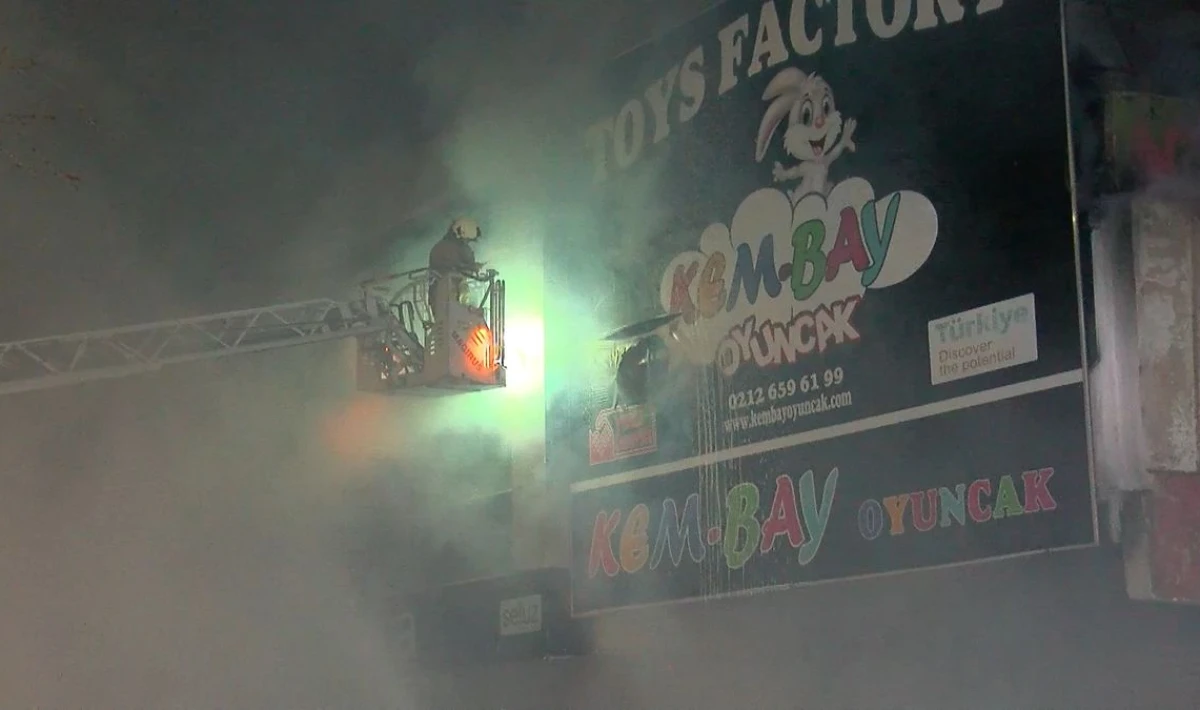 İSTOÇ’TA OYUNCAK MAĞAZASINDA YANGIN PANİĞİ