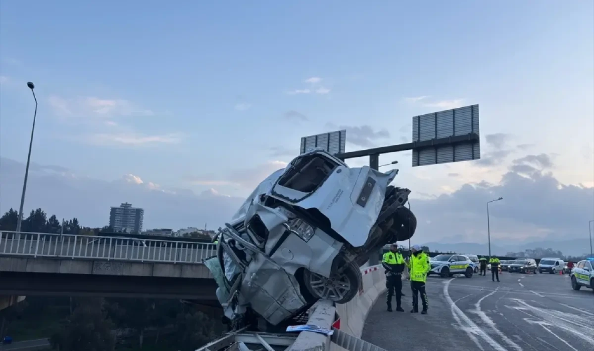 İzmir Buca’da Feci Kaza: Tır Viyadükten Düştü, 3 Yaralı