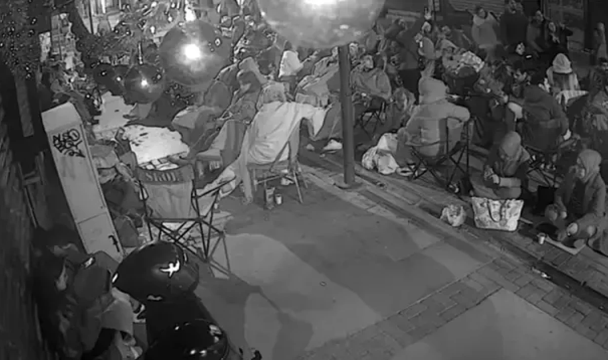 İzmir’de indirim çılgınlığı: Battaniye ve kamp sandalyeleriyle mağaza önünde sabahladılar