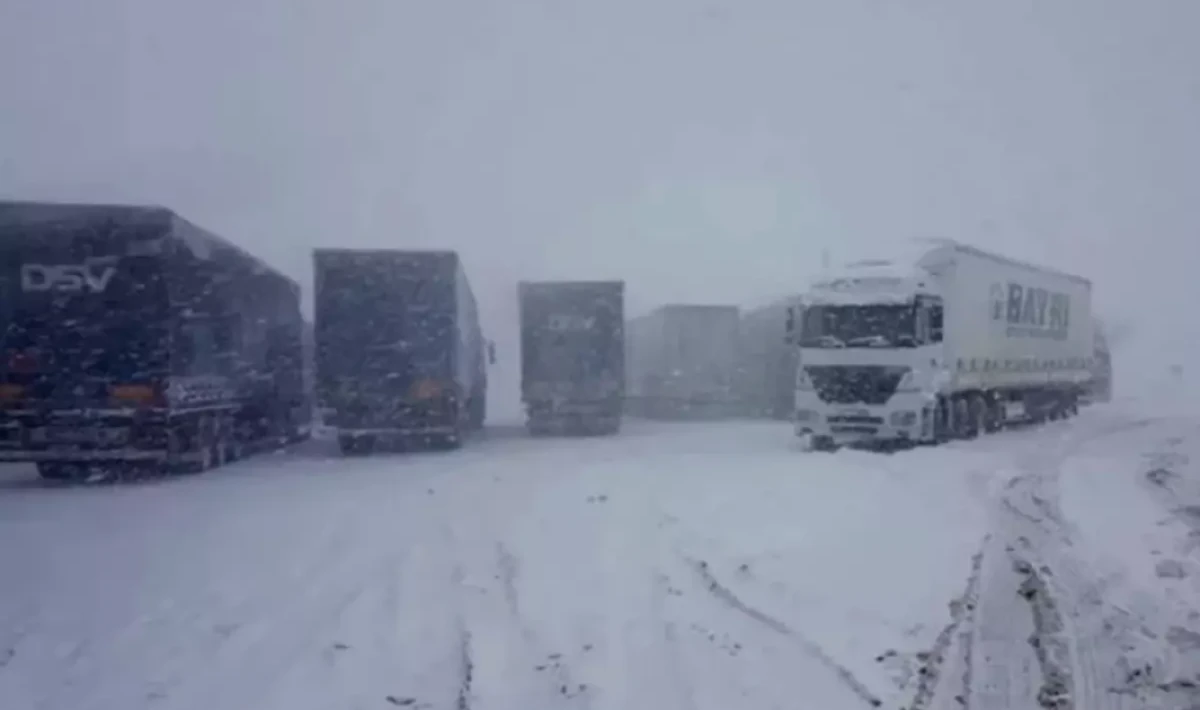 Kayseri’de Yoğun Kar Yağışı Ulaşımı Felç Etti: Üç İl Arasındaki Bağlantı Koptu