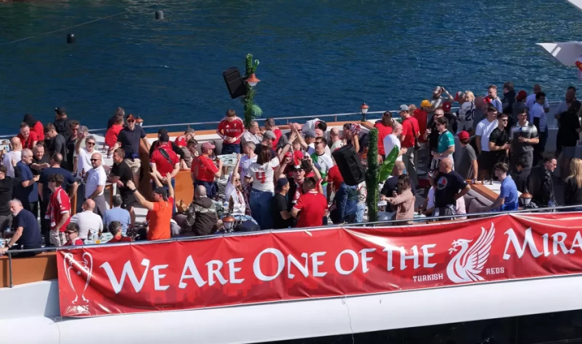 Liverpool Taraftarları Boğaz’da Filistin Bayrağıyla Tekne Turu Yaptı