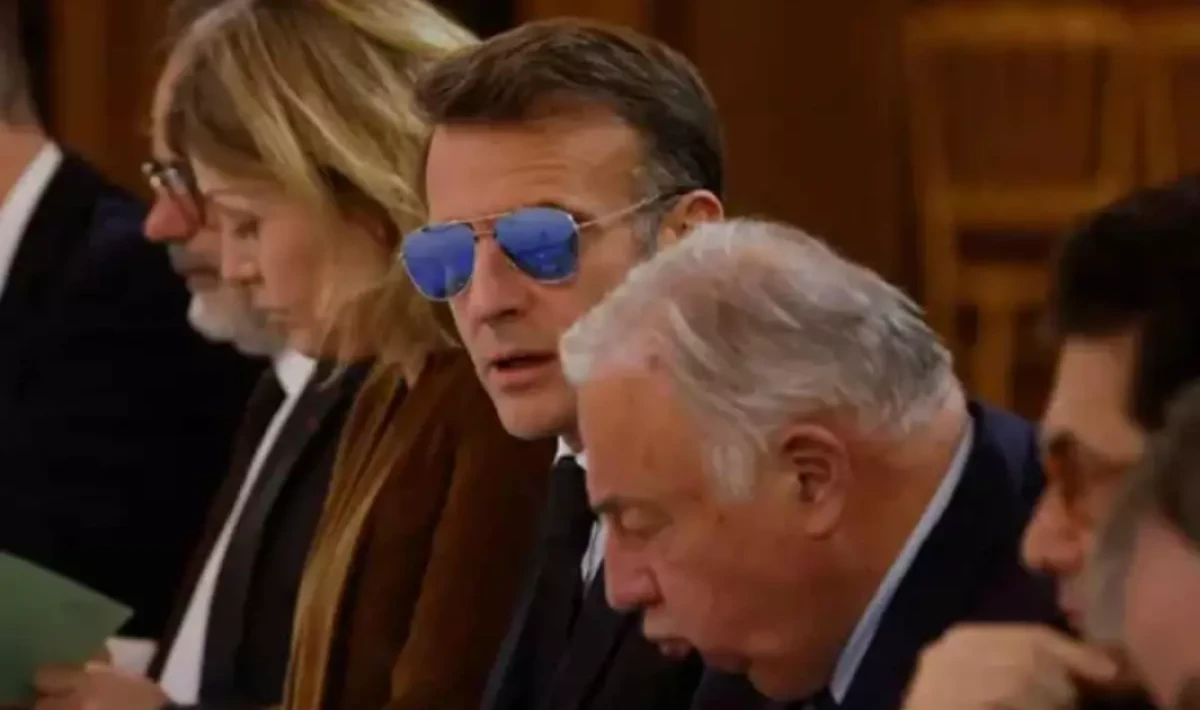 Macron’dan Alışılmadık Görüntü: Elysee Sarayı’ndaki Toplantıya Güneş Gözlüğüyle Katıldı