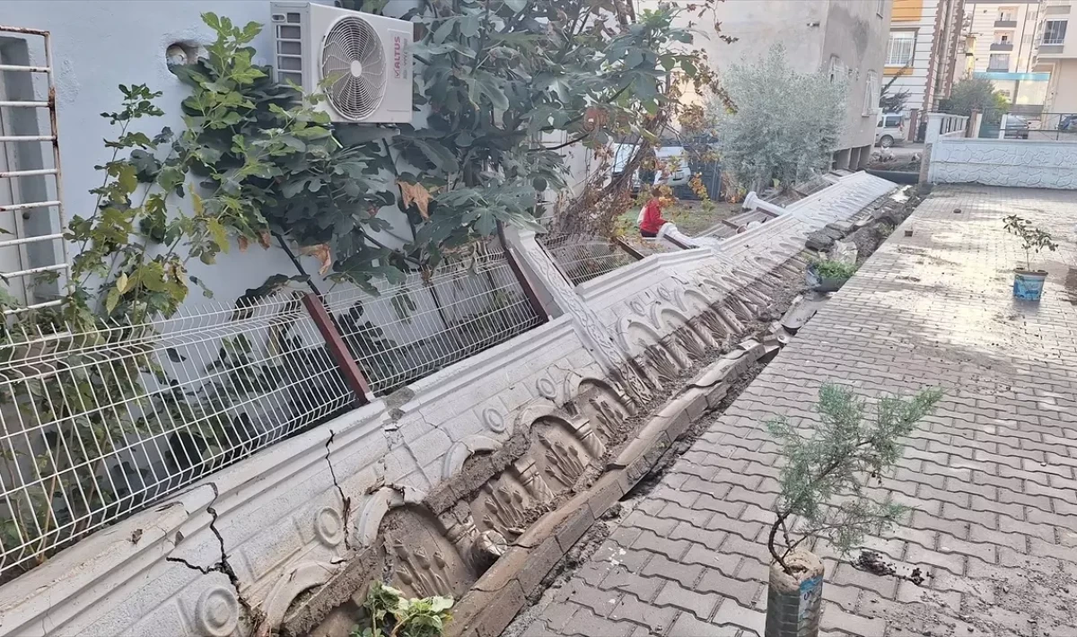 Mersin-Tarsus’ta İçme Suyu Borusu Patladı — Sokaklar Suya Gömdü