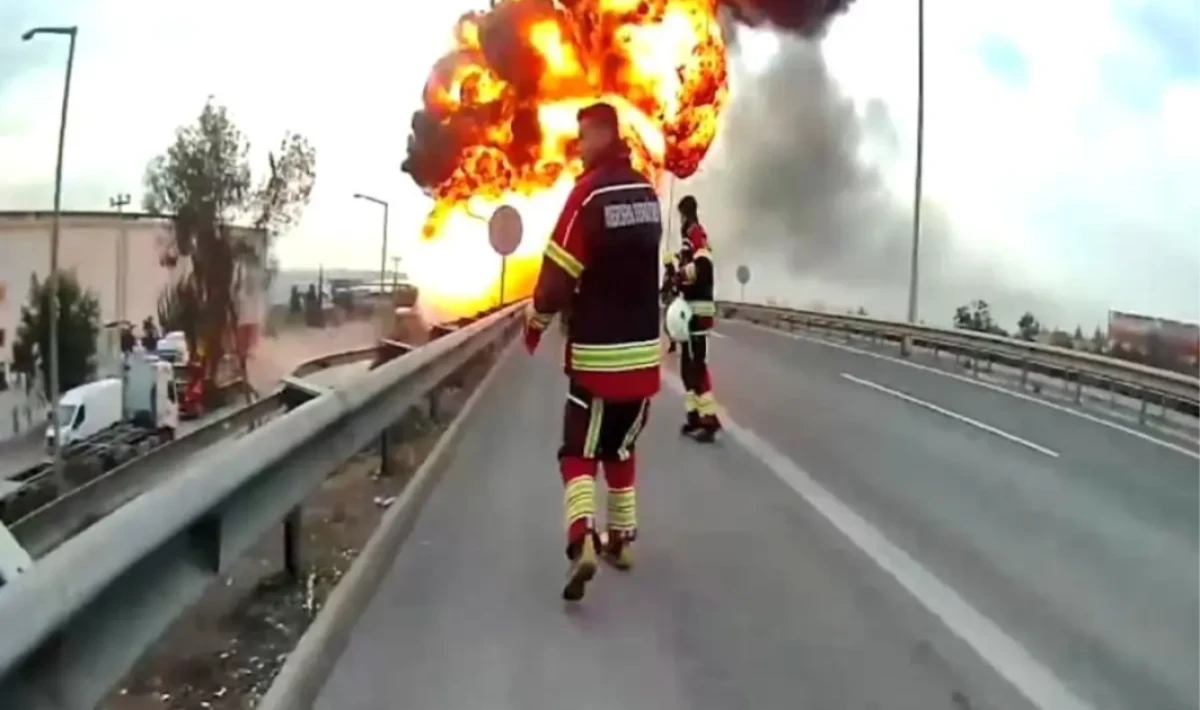 Mersin’de Akaryakıt Yüklü Tanker Yanıp Patladı — Büyük Faciadan Dönüldü