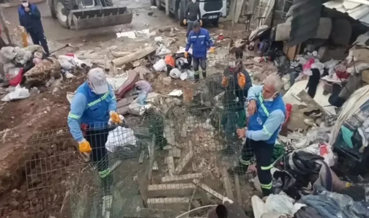 Mersin’de Kötü Koku Yayan Evden 10 Kamyon Çöp Çıkarıldı