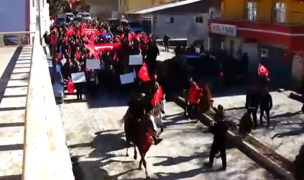 Şemsiye görüntüleriyle tartışma yaratan kaymakam için sokağa çıktılar