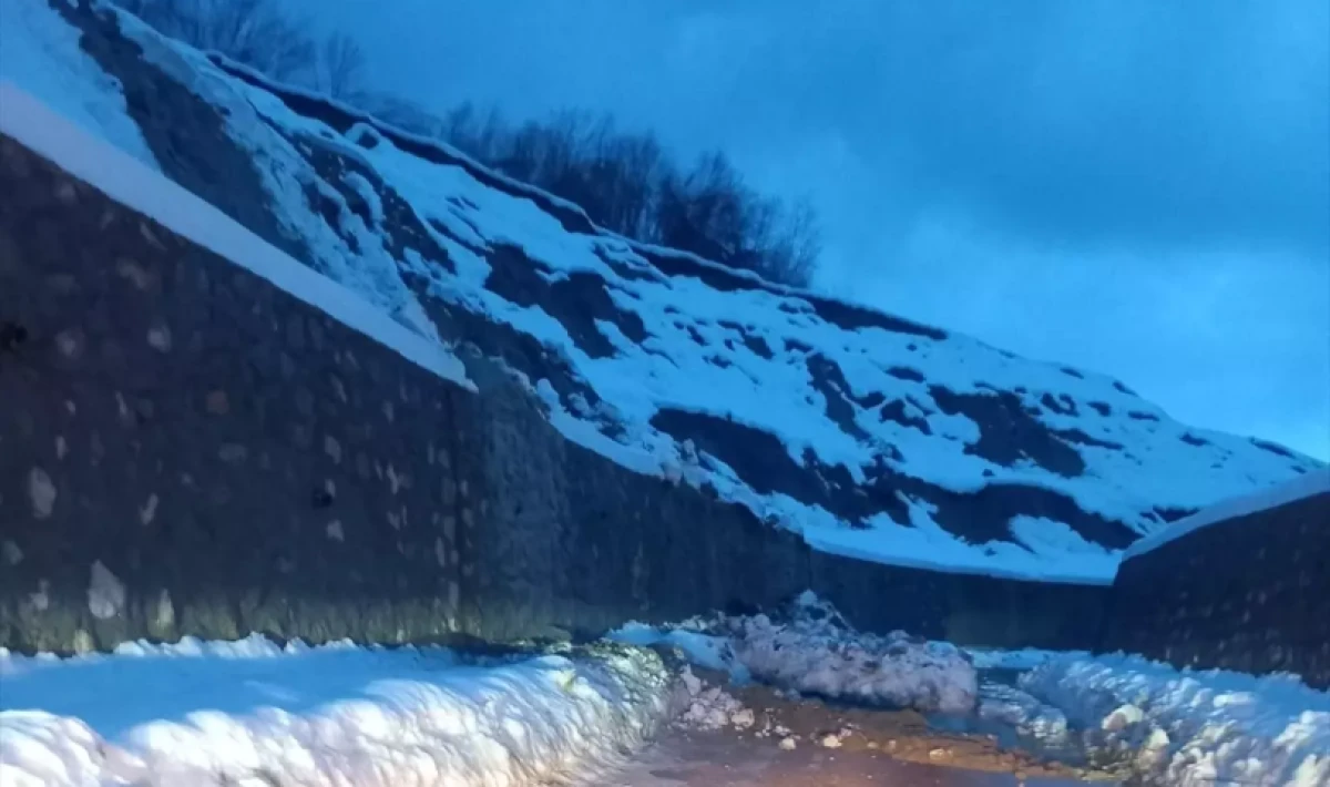 Sinop’ta Toprak Kayması Ulaşımı Felç Etti: Grup Yolu Kapatıldı