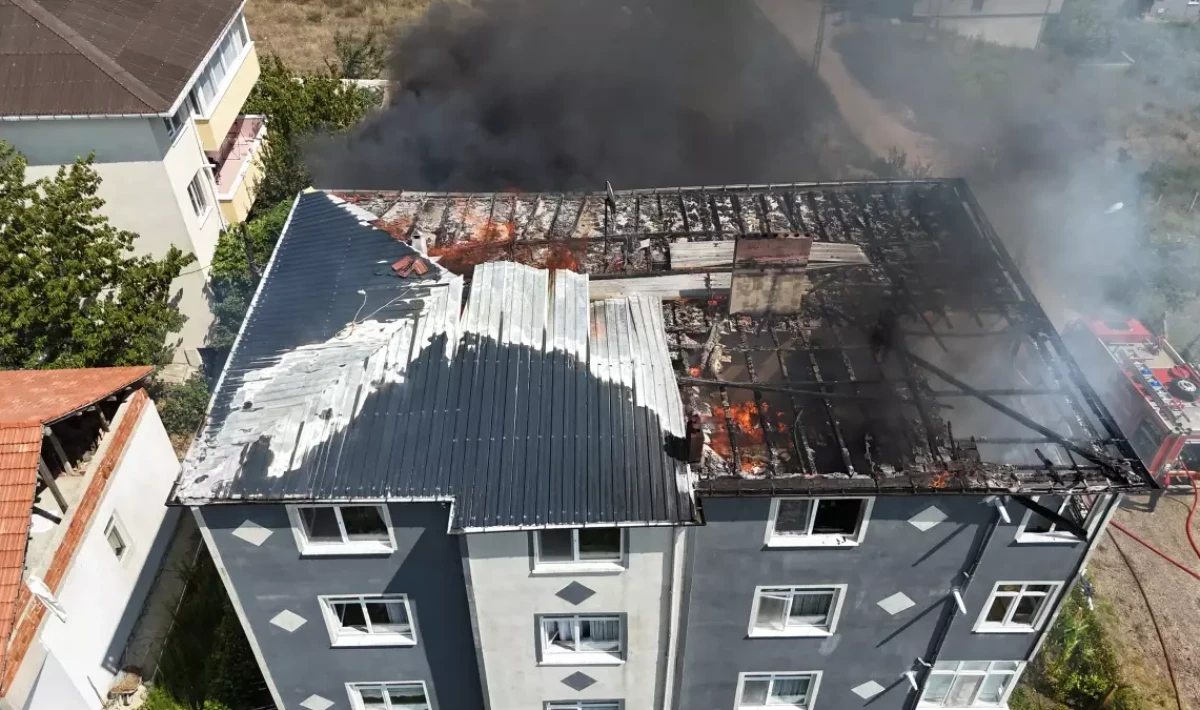 Sinop’ta üç katlı bir binanın çatı katında yangın çıktı.
