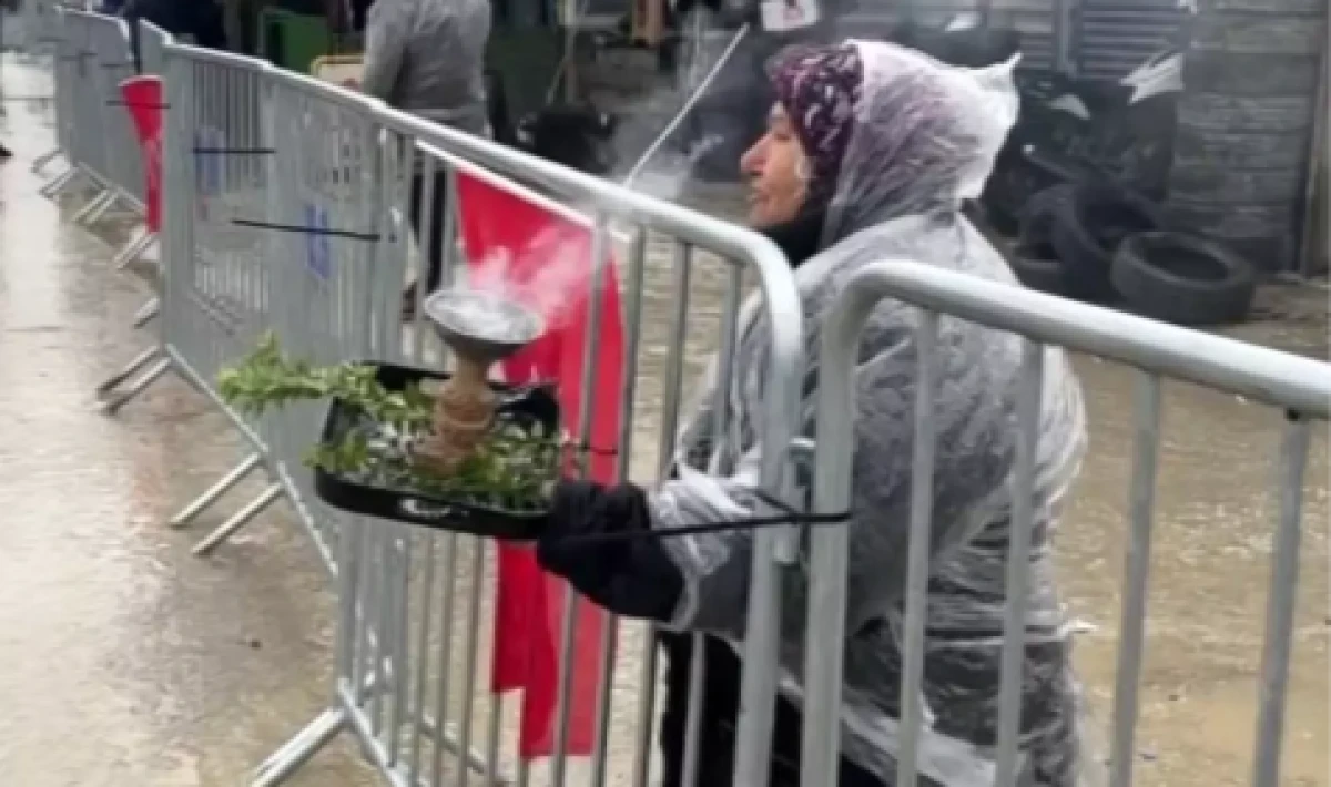 Slogan atmak isterken kendini yaktı: “Abla yanıyorsun” uyarılarına aldırış etmedi