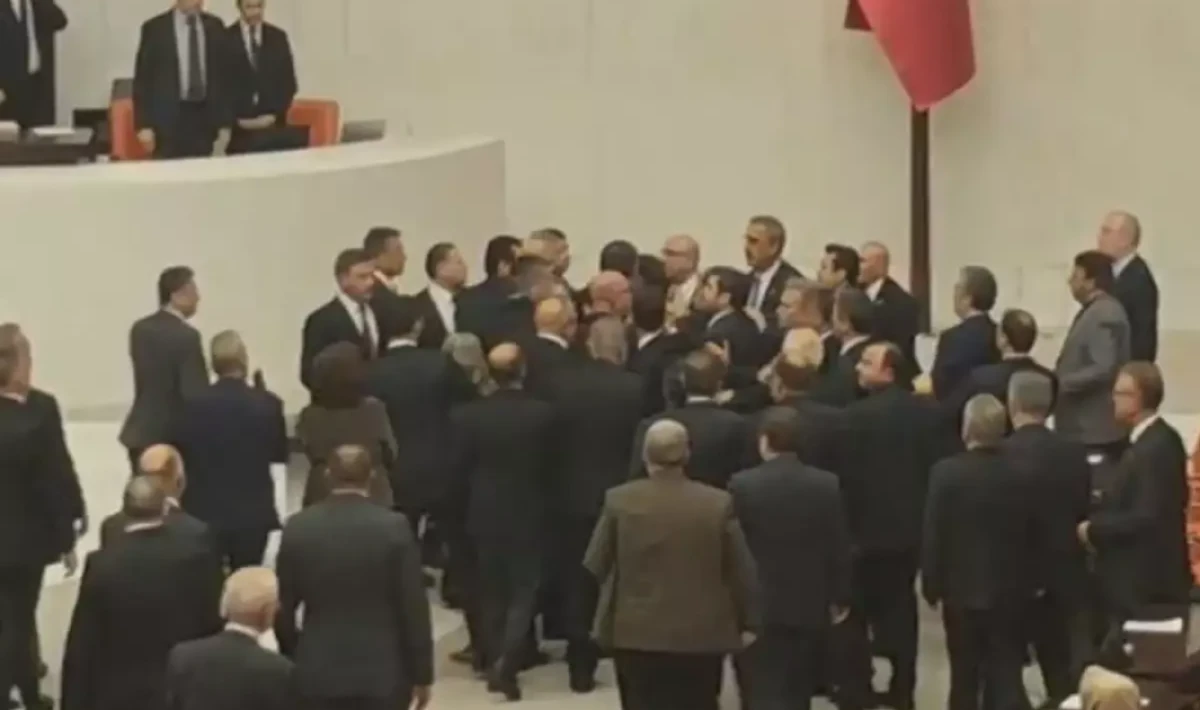 TBMM’de “Atatürk” Tartışması Gerginliğe Dönüştü: Vekiller Birbirinin Üzerine Yürüdü