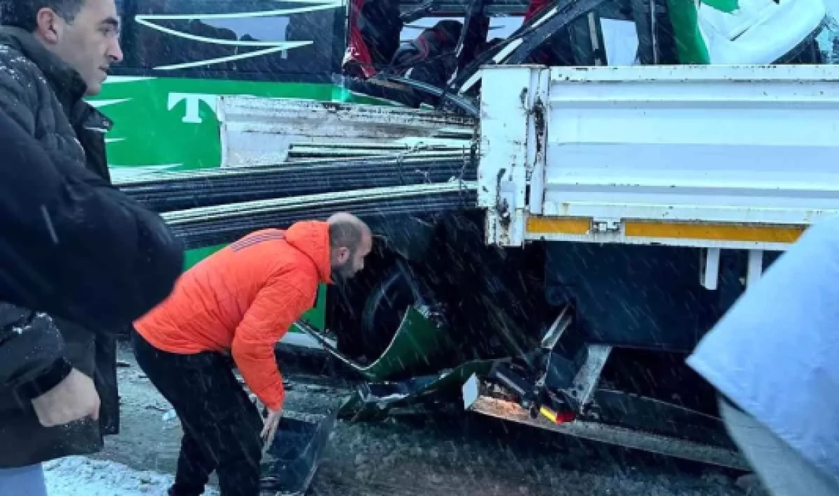Tokat’ta Kaygan Yolda Kaza: Yolcu Otobüsü Demir Yüklü Tıra Çarptı, 7 Yaralı