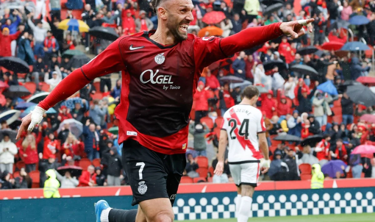 VEDAT MURİQİ TARİHE GEÇTİ, TRİBÜNLERDEN GELEN TEZAHÜRAT ŞAŞIRTTI